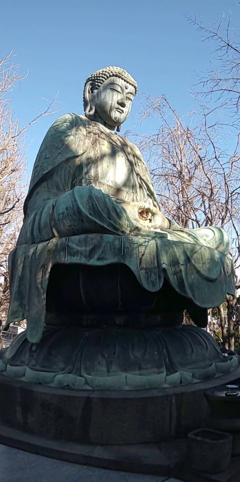 一尊佛像矗立在園中（圖／Twitter ＠nori22）
