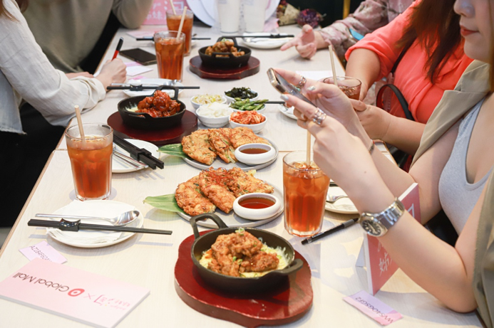 ▲韓虎嘯餐廳準備了韓醬炸雞、海鮮煎餅等豐富的美食，引起粉絲們拍照留念。（圖／記者葉政勳攝，2021.03.22）