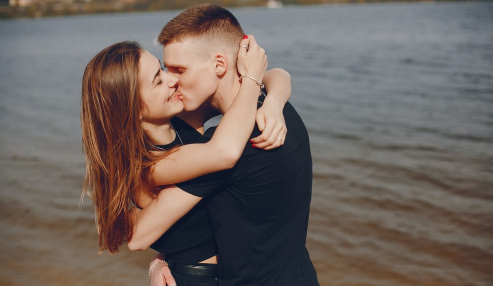  ▲將某些增進感情的動作習慣落實於生活中，有助於雙方感受到情感的流動。（圖／Shutterstock）