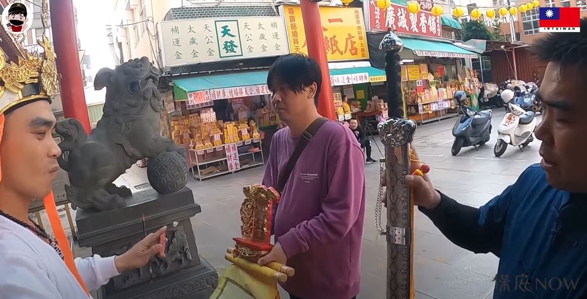 神明想開廟濟世，須向玉皇上帝請「天旨」。（圖／Youtube頻道【蔡淘貴】授權提供）
