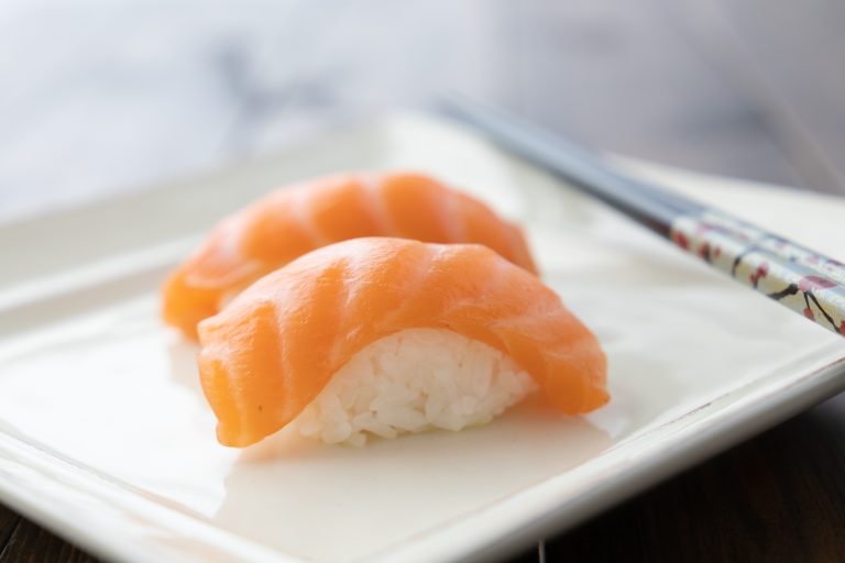 ▲有網友好奇問「為何台灣人吃生魚片都偏好吃鮭魚？」貼文曝光後立即引起熱烈討論。（示意圖／翻攝自unsplash）