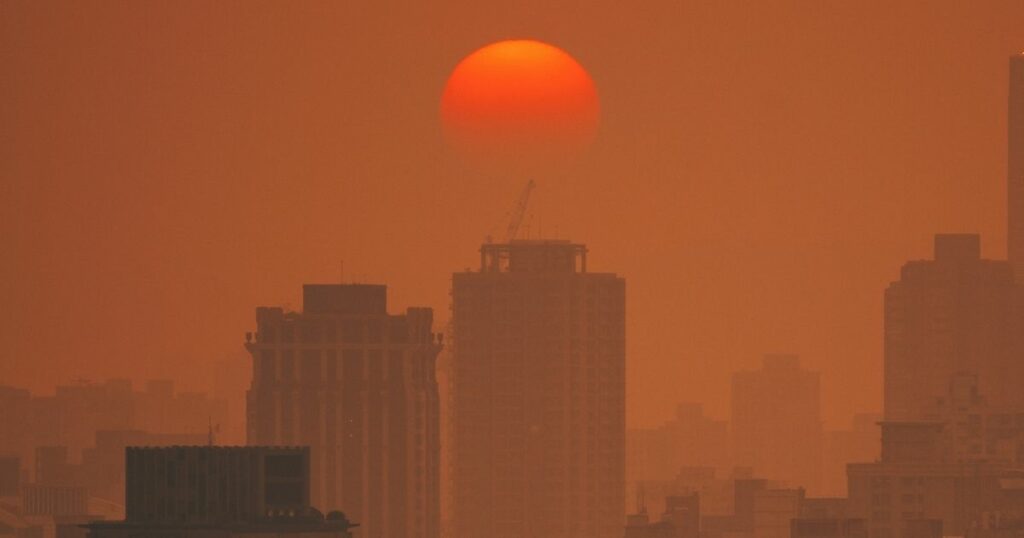 ▲Przemek再推出一系列過去在台北捕捉的絕美夕照 | The artist recently released another series of beautiful sunset photos captured in Taipei. (Courtesy of Przemek Krawczykowski)