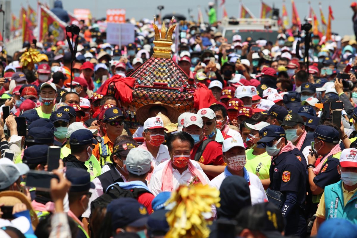 嘉義縣長翁章梁親自接駕大甲媽。（圖／感謝新港奉天宮陳炳村董事提供）
