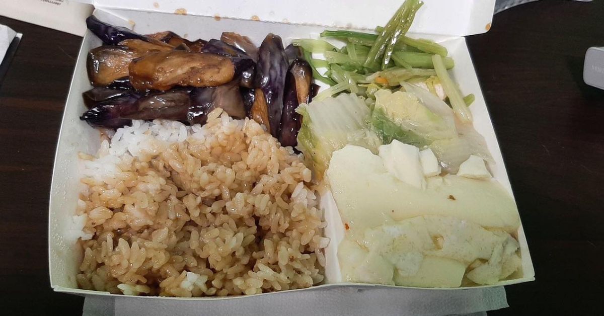 ▲有女網友透露，自己跟老公昨（31）日去買自助餐便當，兩人都只夾菜，並將白飯淋上肉汁，沒想到，結帳時老闆竟自動幫她夾肉並多算錢，讓她無法接受。（圖／翻攝自臉書社團「爆怨公社」）