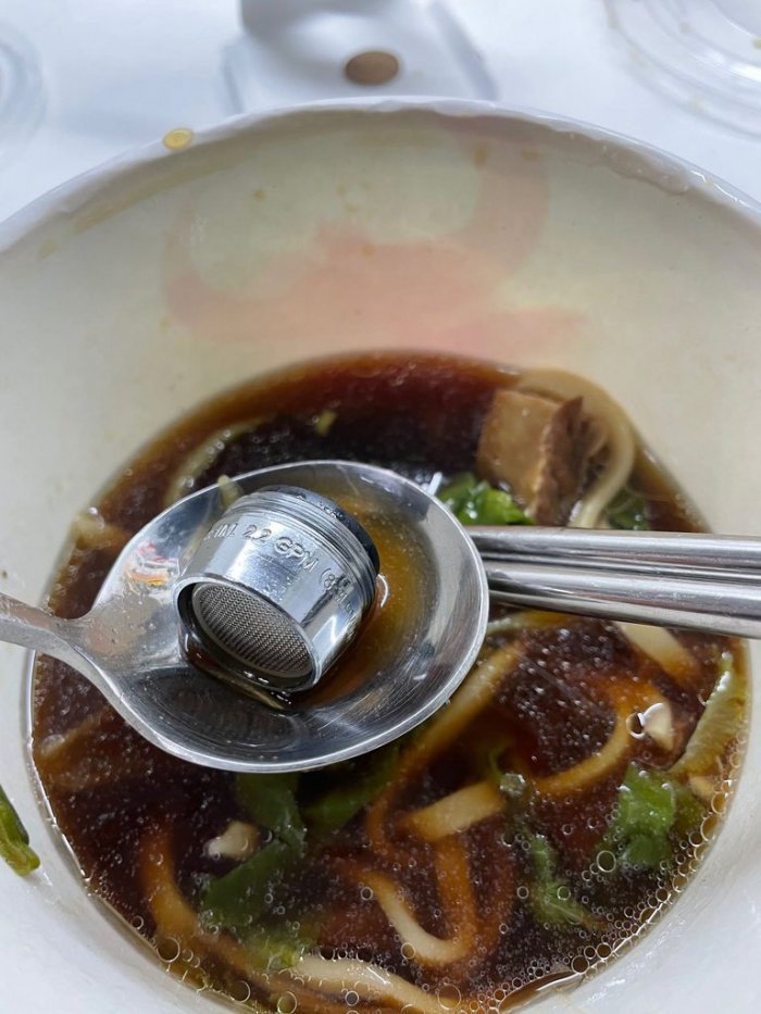 ▲一名女大生透露,自己日前買牛肉麵回宿舍吃,怎料,吃到一半竟撈到「水龍頭」,讓她既傻眼又氣憤!(圖/翻攝自Dcard)