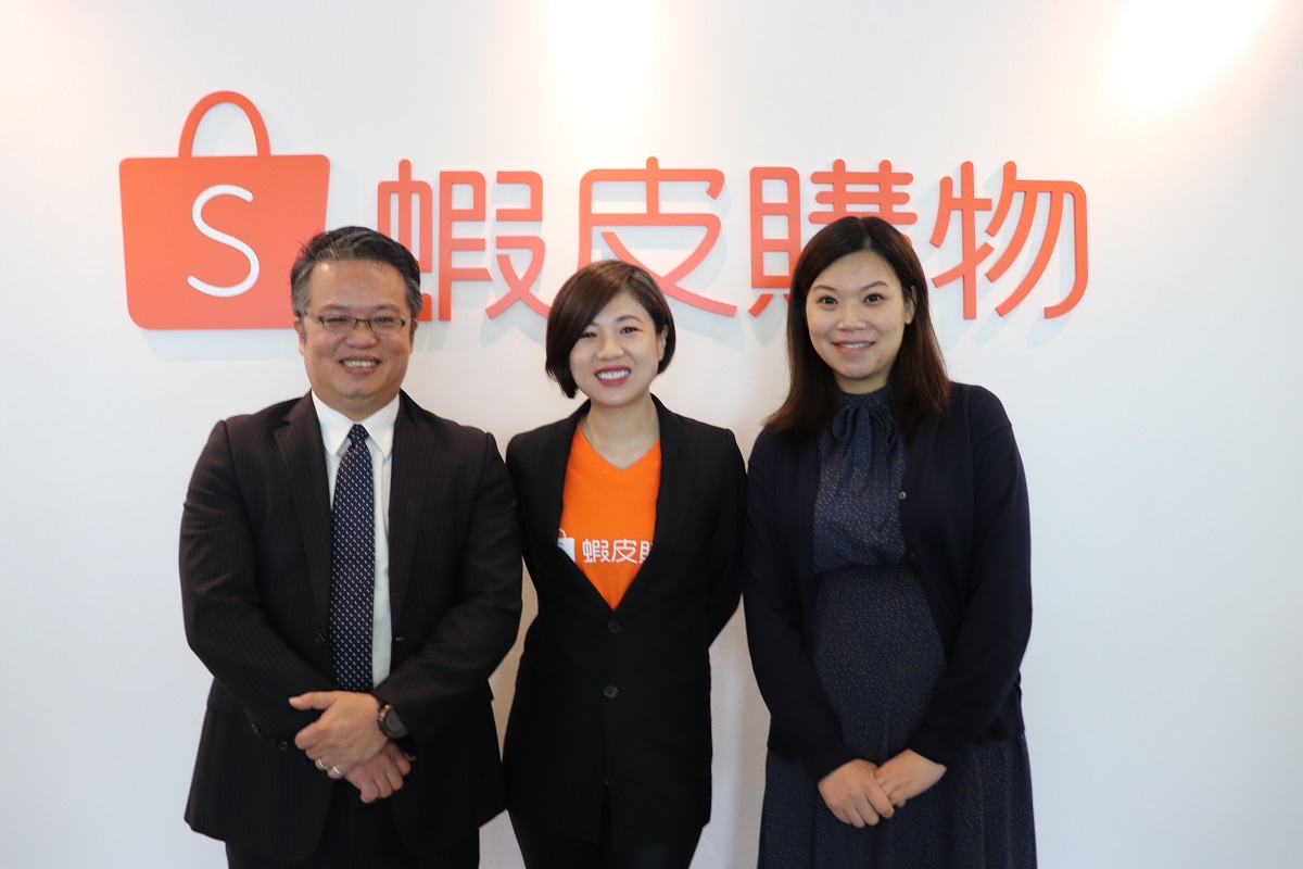 ▲從疫情開始到現在，線下業者紛紛轉戰線上發展，光是合作的賣家數就增加了60%，蝦皮邀請合作夥伴暢談。左起日立家電部長李俊德（左1）、蝦皮購物品牌行銷部長廖君凰（中）、飛利浦副理李盈穎（右1）。（圖／業者提供）
