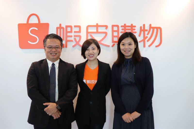 ▲從疫情開始到現在,線下業者紛紛轉戰線上發展,光是合作的賣家數就增加了60%,蝦皮邀請合作夥伴暢談。左起日立家電部長李俊德(左1)、蝦皮購物品牌行銷部長廖君凰(中)、飛利浦副理李盈穎(右1)。(圖/業者提供)