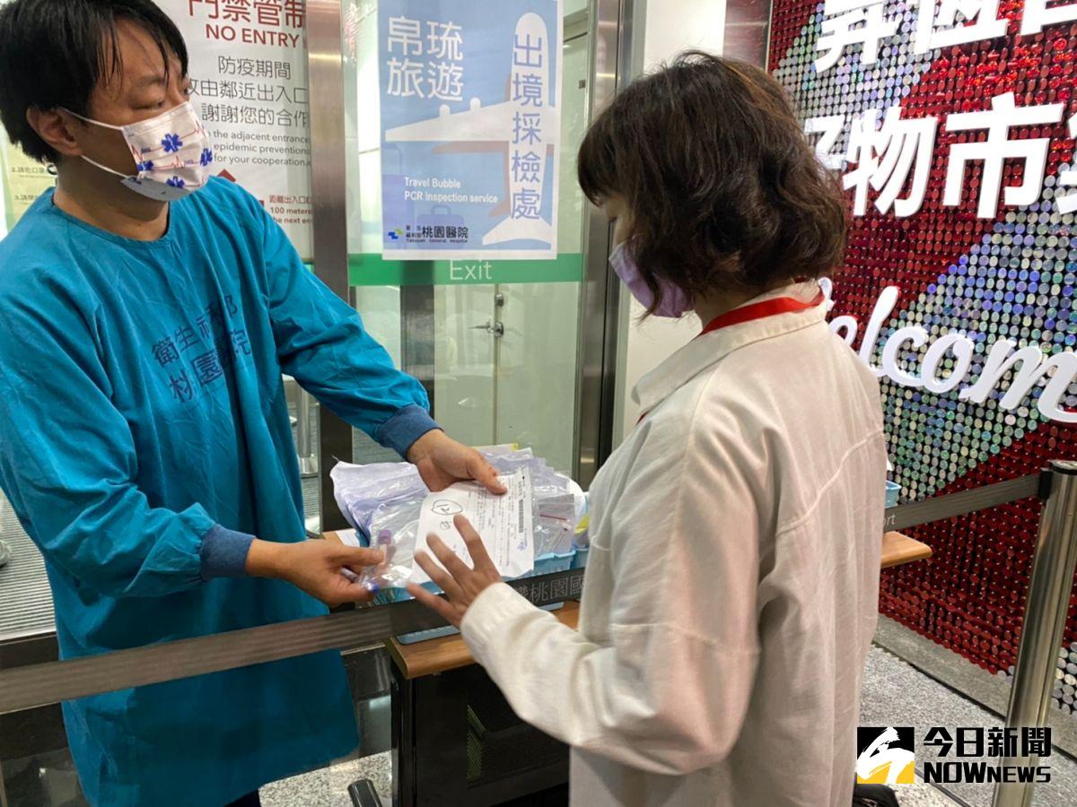 ▲台帛旅遊泡泡首發團將在今（1）日下午起航，參與的旅客皆提早前往機場進行分批逐團核酸（PCR）檢測，預計下午1點，由疫情指揮中心指揮官陳時中公布最終檢測結果。（圖/記者朱啓瑜攝）