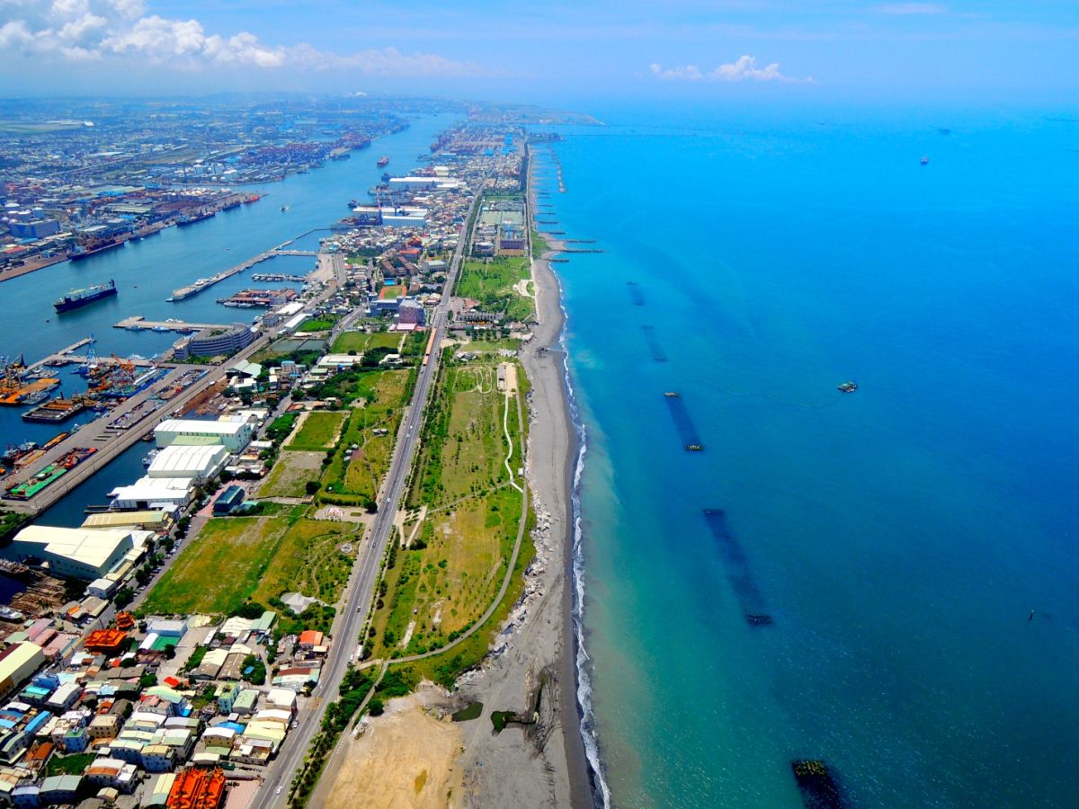 ▲高雄市於今年向中央爭取1200萬辦理「旗津三路天聖宮海岸線保護工程」並於3月開工，期望打造旗津成為更具安全魅力的觀光島。(圖／高市府水利局提供)