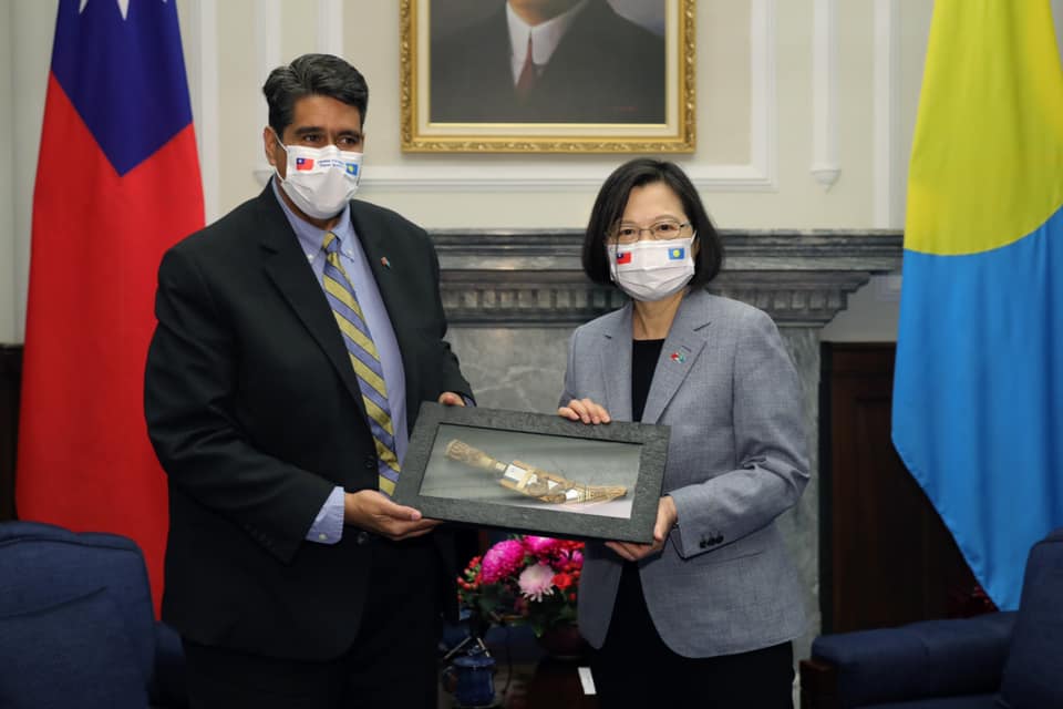 ▲帛琉總統惠恕仁（左）近日來台訪問，美國駐帛琉大使也同行來台，相關行程與台帛、台美關係議題都備受關注。（圖／翻攝自蔡英文官方臉書）