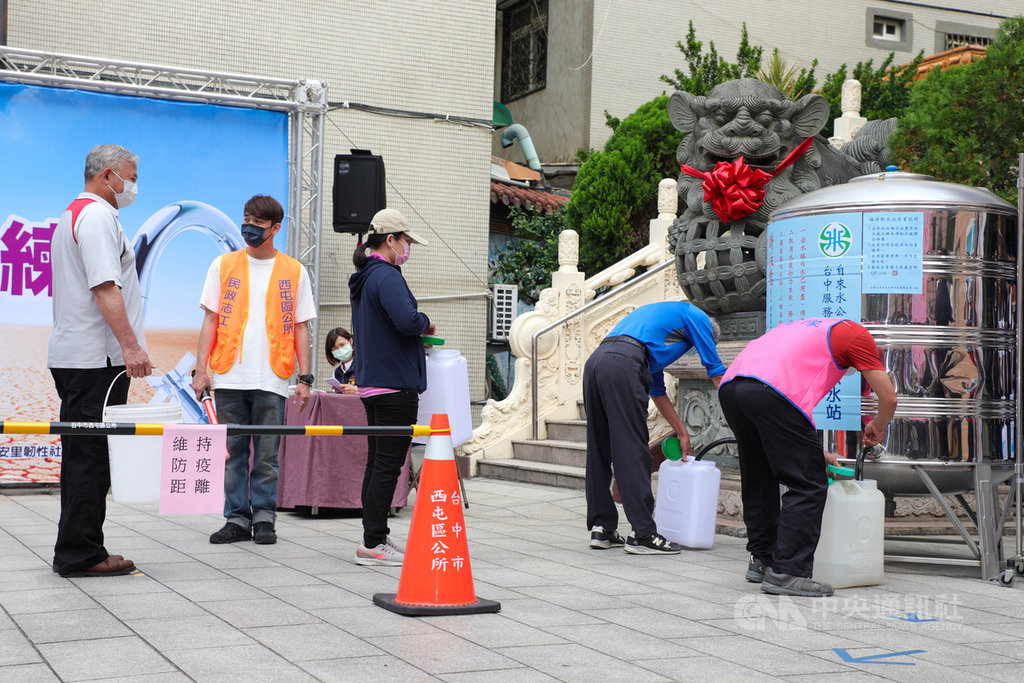 ▲台中、苗栗從4月6日起實施「供5停2」分區供水，台中市西屯區今天舉行抗旱應變演練，市長盧秀燕表示，演練示範各種情境，全力做好準備，讓民眾免於停水之苦。（圖/中央社）