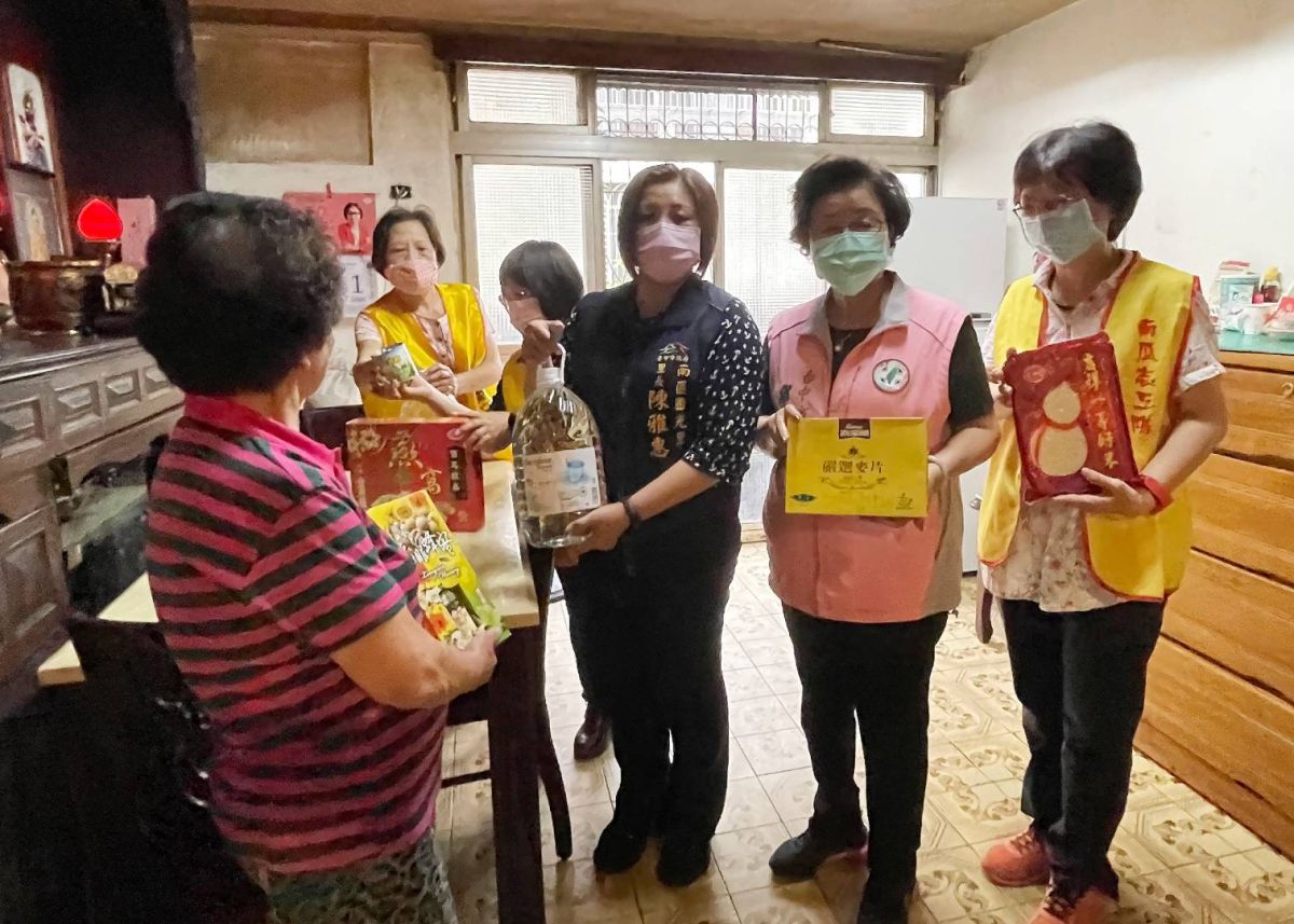 ▲中市議員邱素貞與國光里長陳雅惠關懷獨居長輩及行動不便里民取水、儲水需求問題，與志工送水到宅(圖／邱素貞服務處提供2021.4.1)