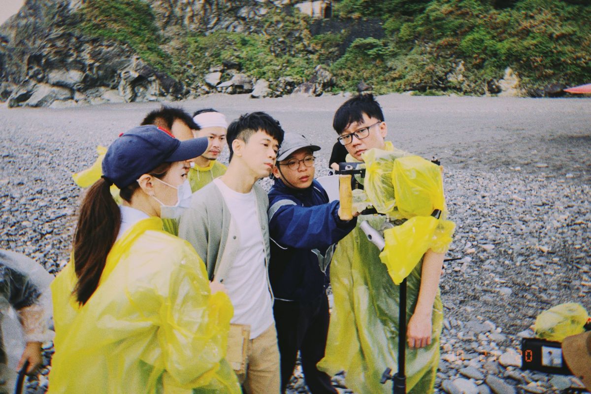 ▲光良（中）前往花蓮拍攝歌曲MV，卻遇上暴雨。（圖／星娛音樂提供）