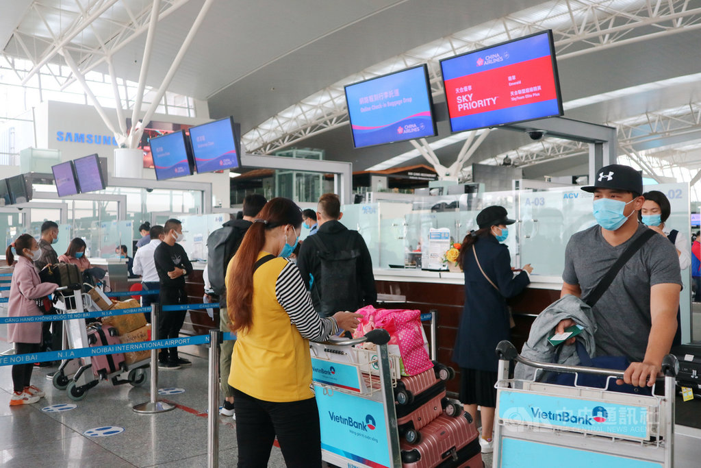 ▲屢被台灣點名旅遊泡泡的越南對於開放國際觀光態度謹慎，目前傾向在「疫苗護照」架構下，有條件逐步全面對外開放。圖為出國的旅客在河內內排國際機場報到。（圖/中央社）