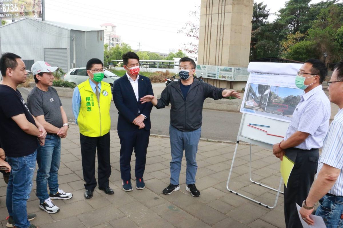 ▲因台電高壓電桿緊鄰巷口而無法順利通行。立法院副院長蔡其昌、立法委員陳柏惟邀集相關單位等人會勘，台電公司辦理電桿遷移改善作業(圖／蔡其昌服務處提供2021.4.1)