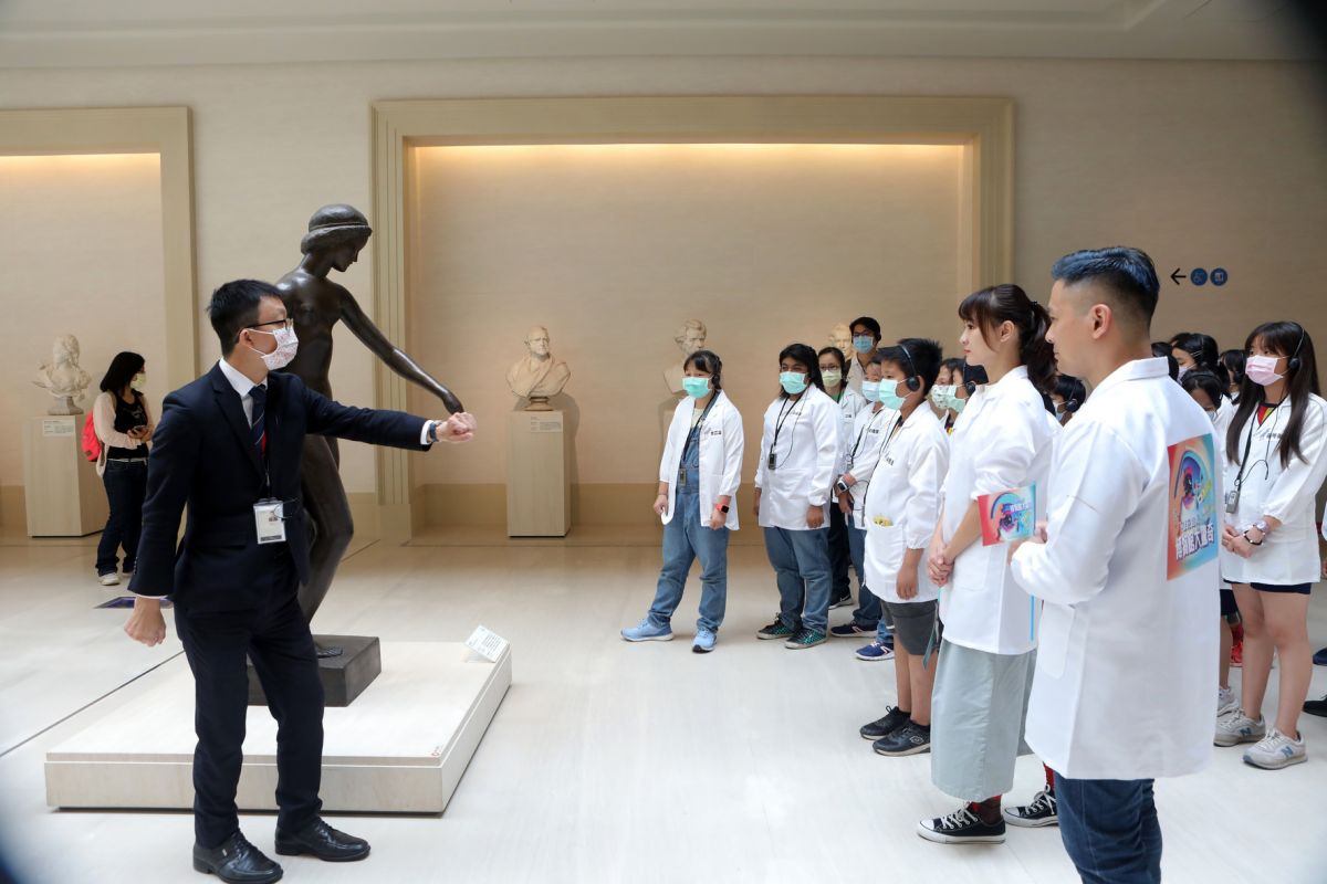 ▲大竹國小學童穿上實習袍，擔任小小實習生聆聽解說（圖／記者林怡孜攝，2021,04,01）