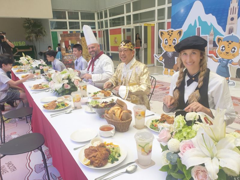 ▲葳格小學的奧地利之旅,壓軸是品嘗歐陸美食,由校長過修齊陪伴師生享用。(圖/記者金武鳳攝,2021.4.1)