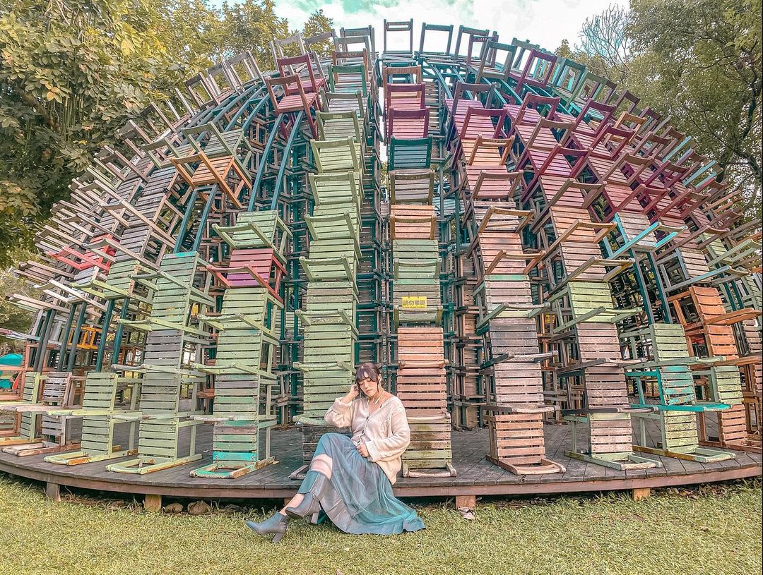 ▲駁二的裝置藝術「椅子樂譜」。(圖/@wanshan.lin提供/Instagram)