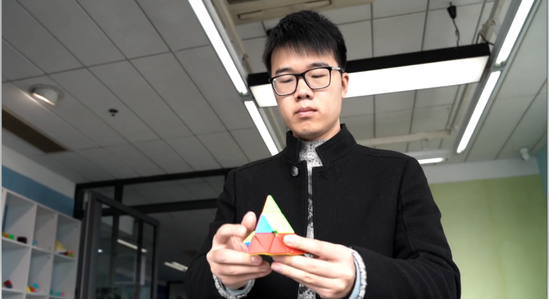 ▲中國魔方高手王鷹豪接觸魔方長達10年，曾多次獲得世界、全國大賽冠軍的他特別分享他還原魔方的技巧。 (圖|翻攝自影片)