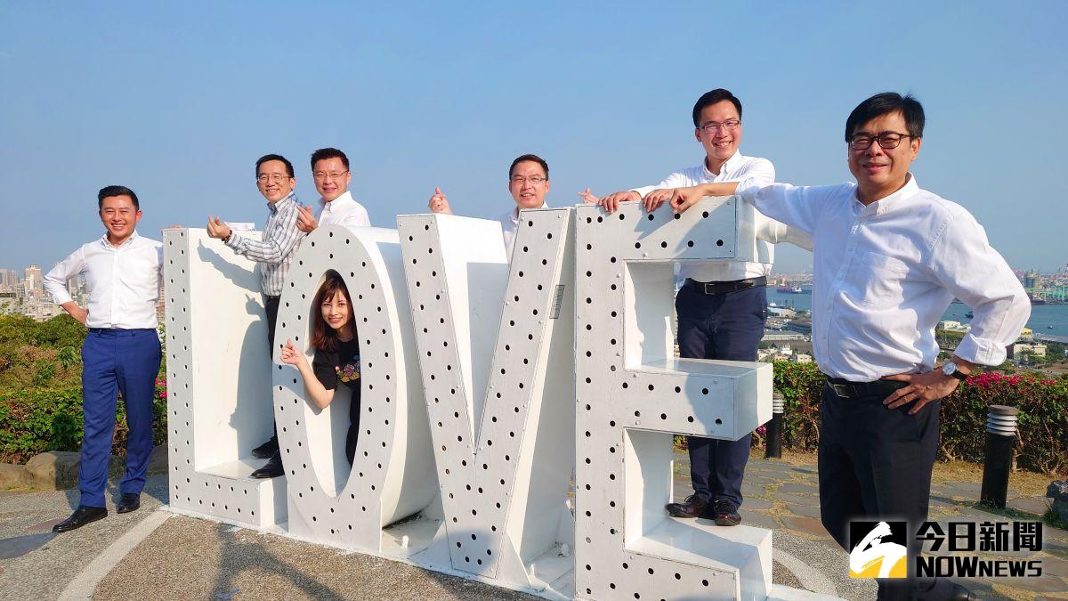 ▲高雄市長陳其邁（右一）帶新竹市長林智堅（左一），和立委趙天麟委員，陳致中、黃捷、林智鴻、黃文益、李雅慧等議員，一起到壽山情人觀景台浪漫拍照看海景。（圖／記者鄭婷襄攝，2021.04.01）
