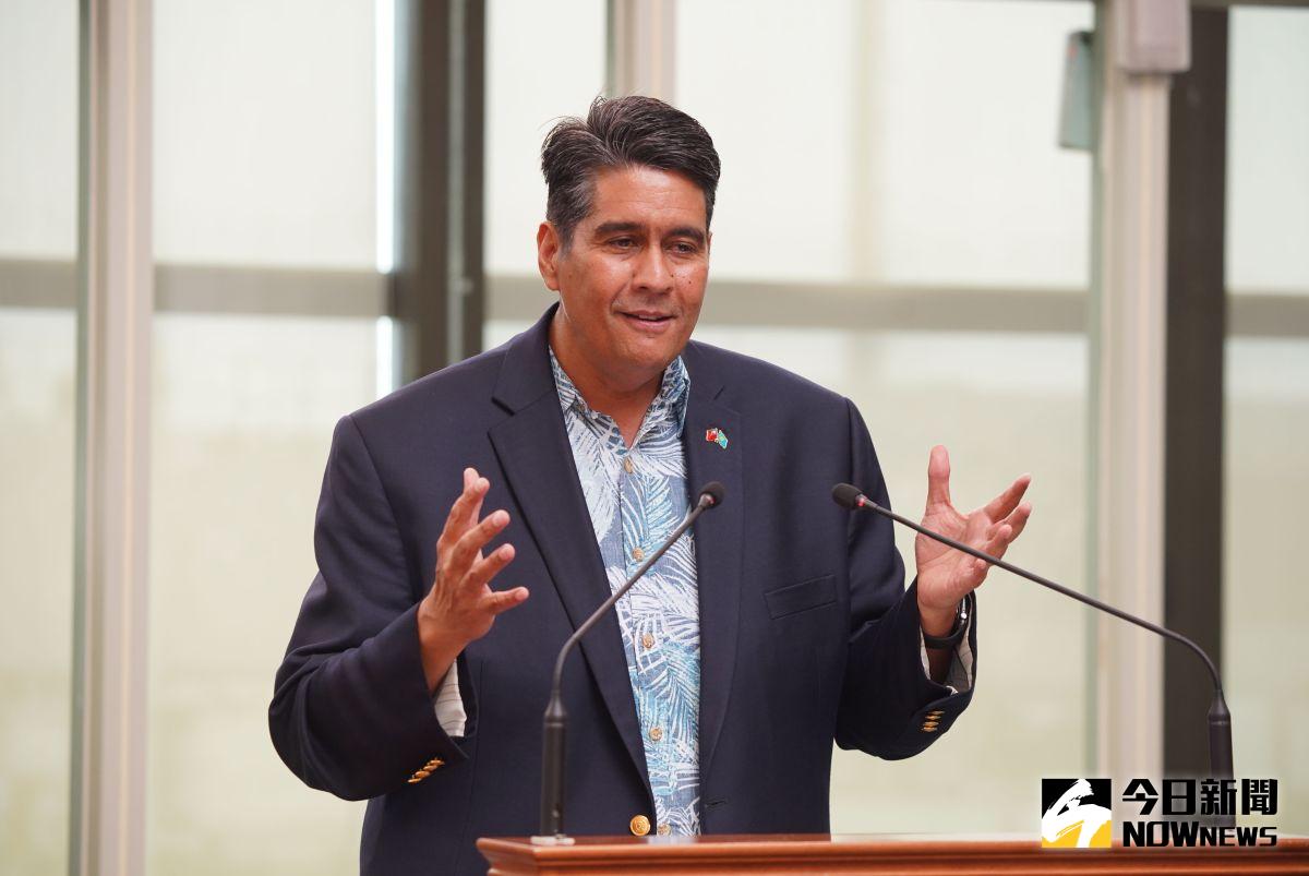 ▲台帛旅遊泡泡成形，帛琉總統惠恕仁在帛琉機場感謝首發團的成員，並祝福玩得開心。（圖／記者李春台攝，2021.04.01）