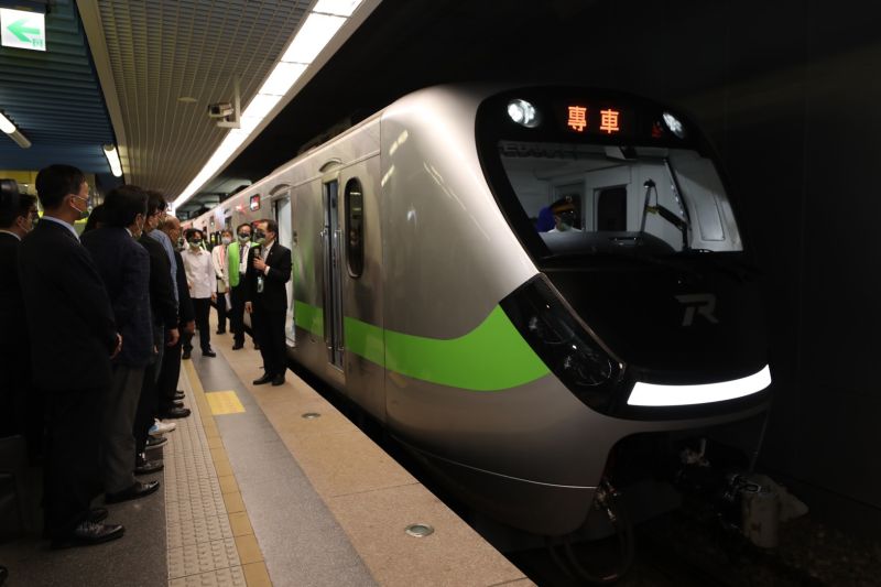 台鐵EMU900區間車窗裂!乘客受到驚嚇 警初判遭硬物碰撞