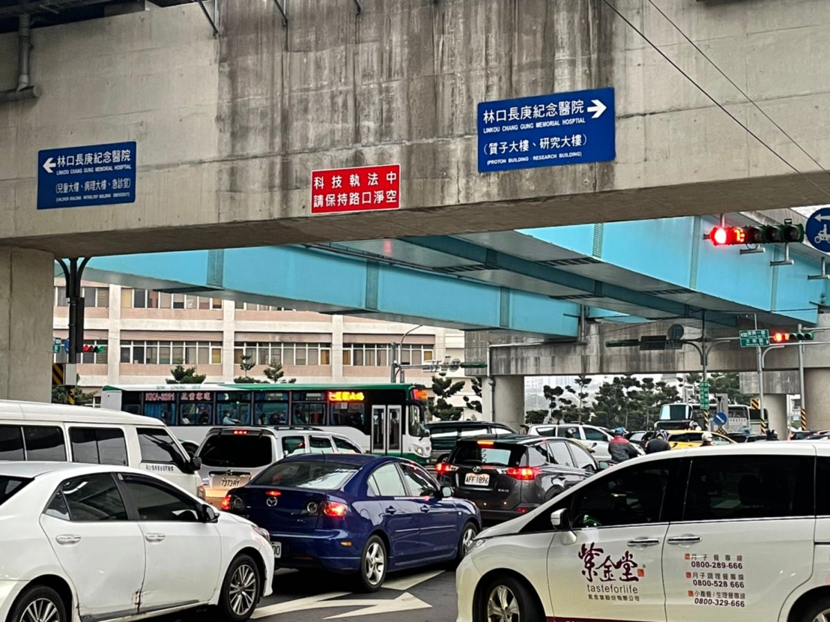 ▲龜山區「文化一路」與「復興一路」路口設置定點攝影執行科技執法。這項科技執法將於4月12日起正式執行。（圖／龜山分局提供）