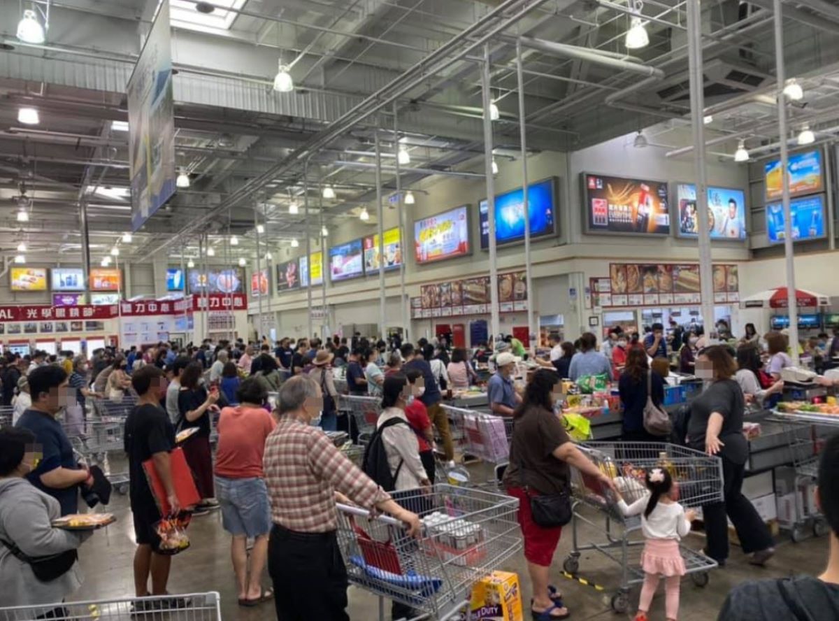 ▲有網友本想到好市多買個雞胸肉就離開，卻在排隊等結帳時，發現前方都是「同種人」，讓他無奈大喊「是我不爭氣！」（圖／翻攝爆廢1公社臉書）