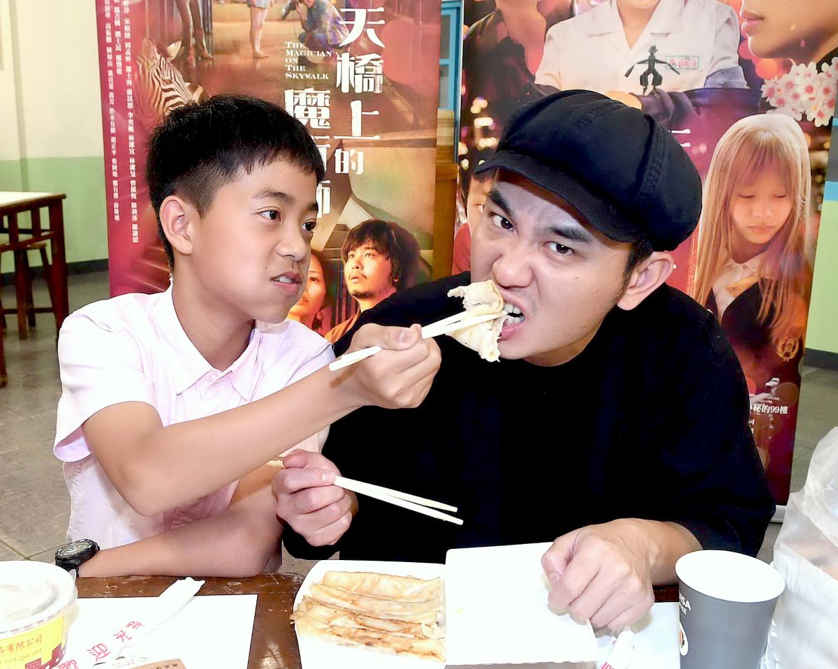 ▲李奕樵（左）、楊大正靠棒球打開話題。（圖／華視）