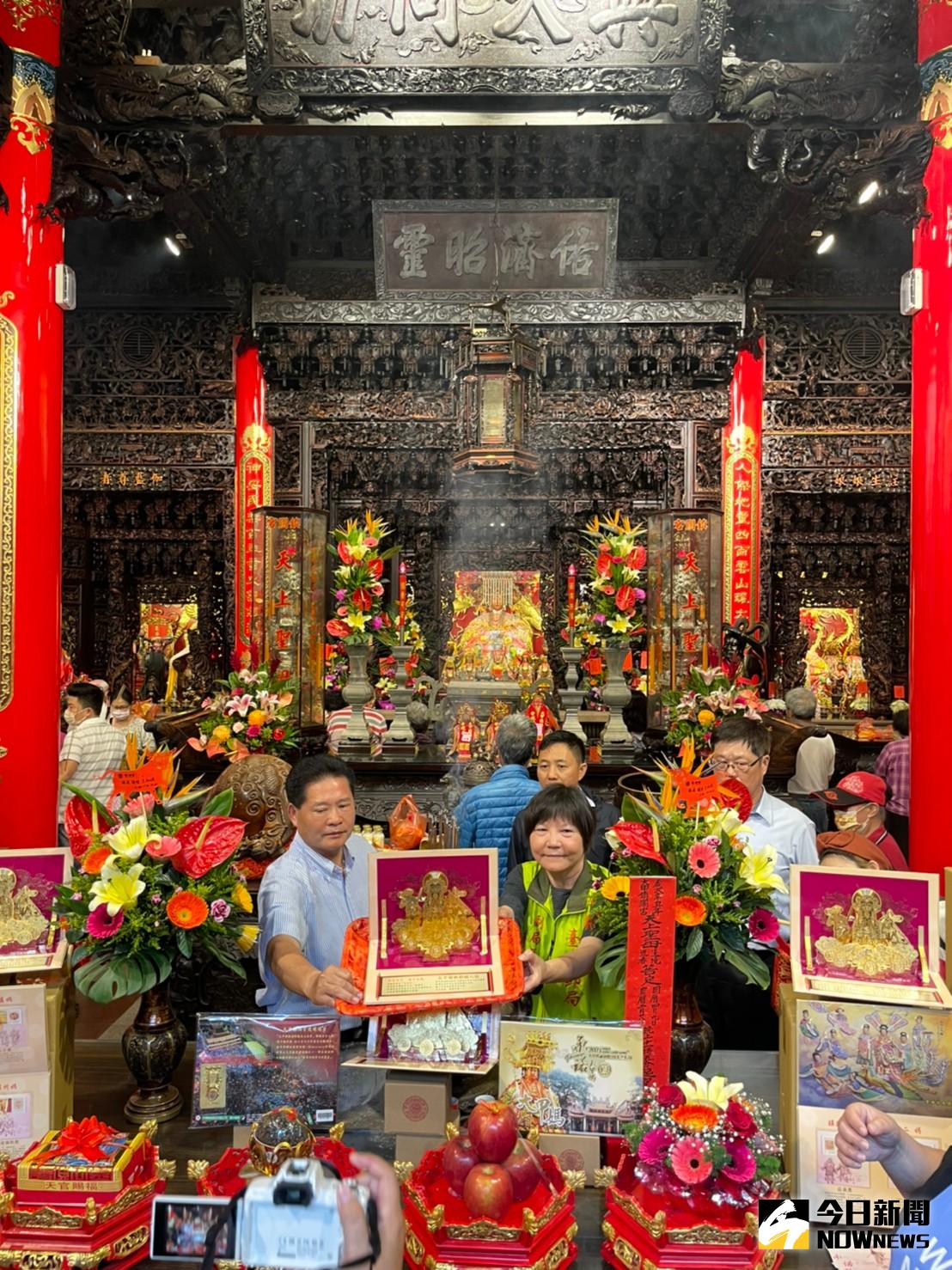 ▲ 台中郵局限量發行媽祖金箔立體郵冊，今天在鎮瀾宮過火加持。（圖／記者金武鳳攝，2021.4.1)