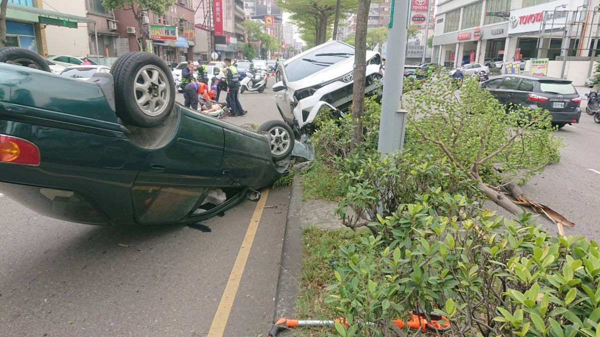 ▲張男駕駛的綠色自小客連撞2車後，也因巨大衝擊力翻覆在道路中。（圖／八德分局提供）