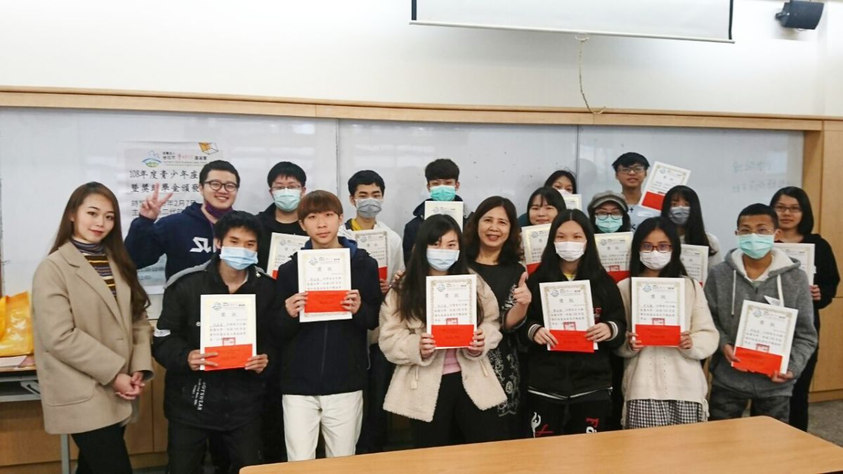 ▲青少年座談會執行長蕭秀玲女士和新二代合照。中間為執行長蕭秀玲。（圖／賽珍珠基金會提供）