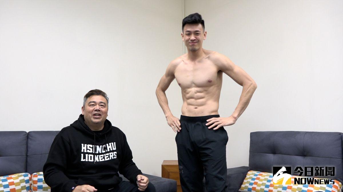 ▲新竹街口攻城獅球星宋宇軒在《肯尼NOW星球》大秀好身材。（圖／劉俊佑攝）