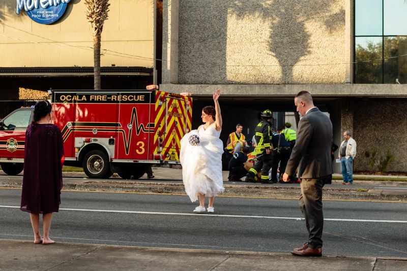 ▲美國一位女警在婚禮中仍挺身而出在車禍現場指揮交通。（圖／翻攝自Marion County Sheriff's Office的臉書）