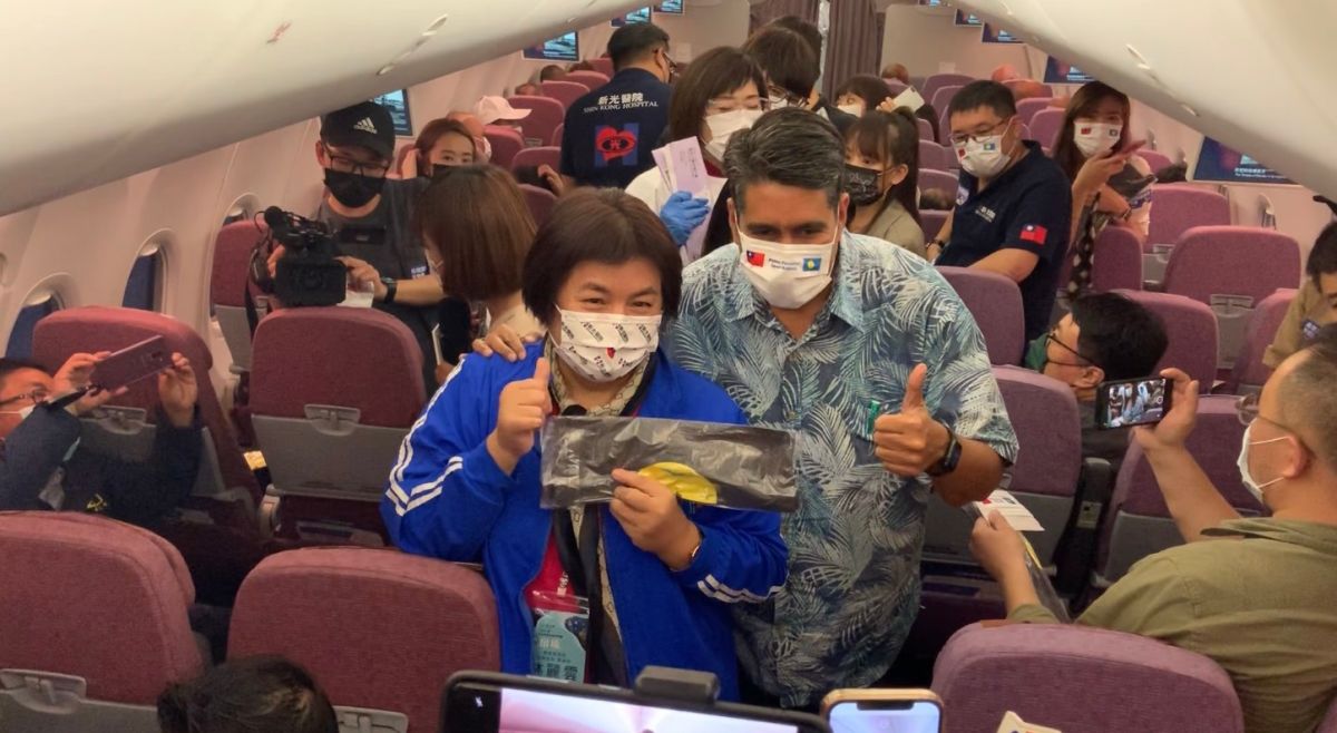 ▲帛琉總統惠恕仁在旅遊泡泡的專機上展現親民風格，對於旅客、媒體的要求完全有求必應。（圖／記者吳承翰攝，2021.04.01）