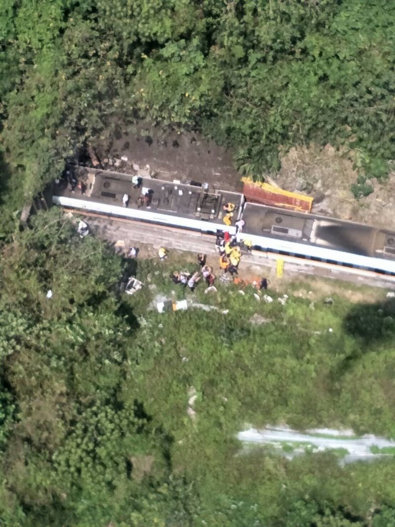 ▲台鐵408車次太魯閣列車今（2）日上午在花蓮發生事故，造成多人傷亡。（圖／國搜中心提供）