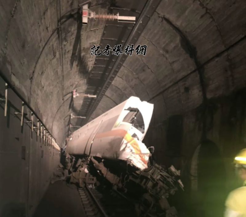 ▲今(2)日台鐵408次太魯閣列車在花蓮大清水隧道擦撞隧道壁出軌,而車頭照片也隨之曝光。(圖/翻攝自