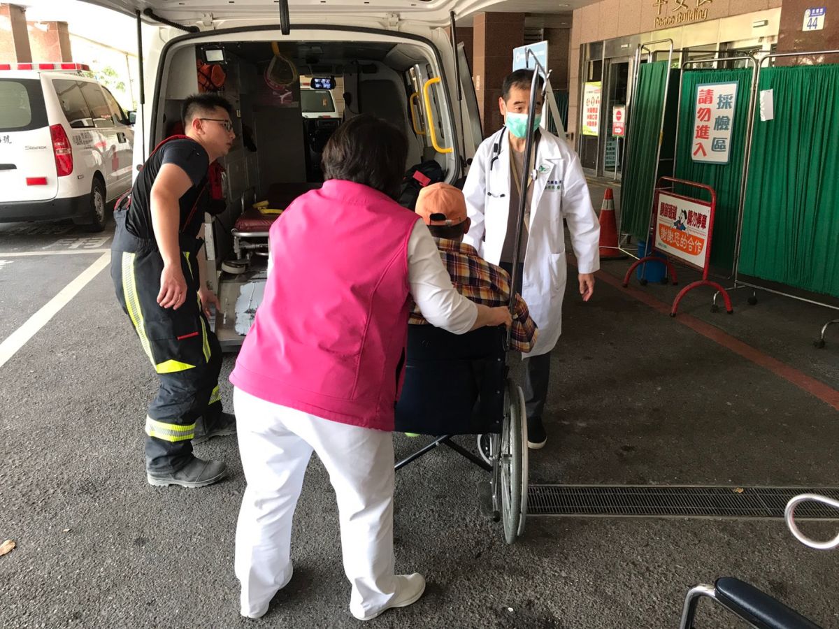 ▲內政部警政署國道公路警察局在臉書緊急呼籲民眾，如果非必要，盡量避開國道5號，讓救災、救援車輛優先通行。圖後送受困民眾到醫院的畫面。(圖／花蓮縣消防局提供)