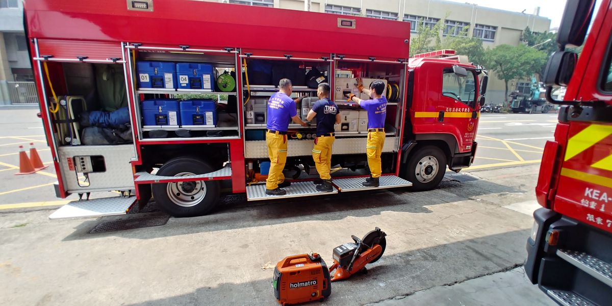 ▲台鐵408車次太魯閣列車在花蓮發生出軌事故，已知36人無生命跡象，仍有乘客受困車廂中。北市派出搜救隊共43人，前往救援。（圖／北市府提供）
