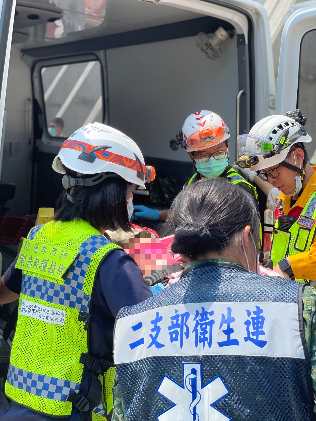 ▲太魯閣號出軌意外，國軍派員出動救援。（國防部提供）