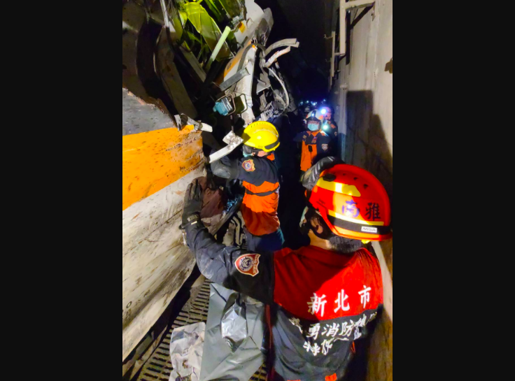 ▲台鐵太魯閣號今（2）日發生出軌事件，由於一輛委外施作明隧道工程的車輛侵入軌道，導致意外，造成48人死亡，目前搜救行動持續進行。（圖/新北市府消防局提供）