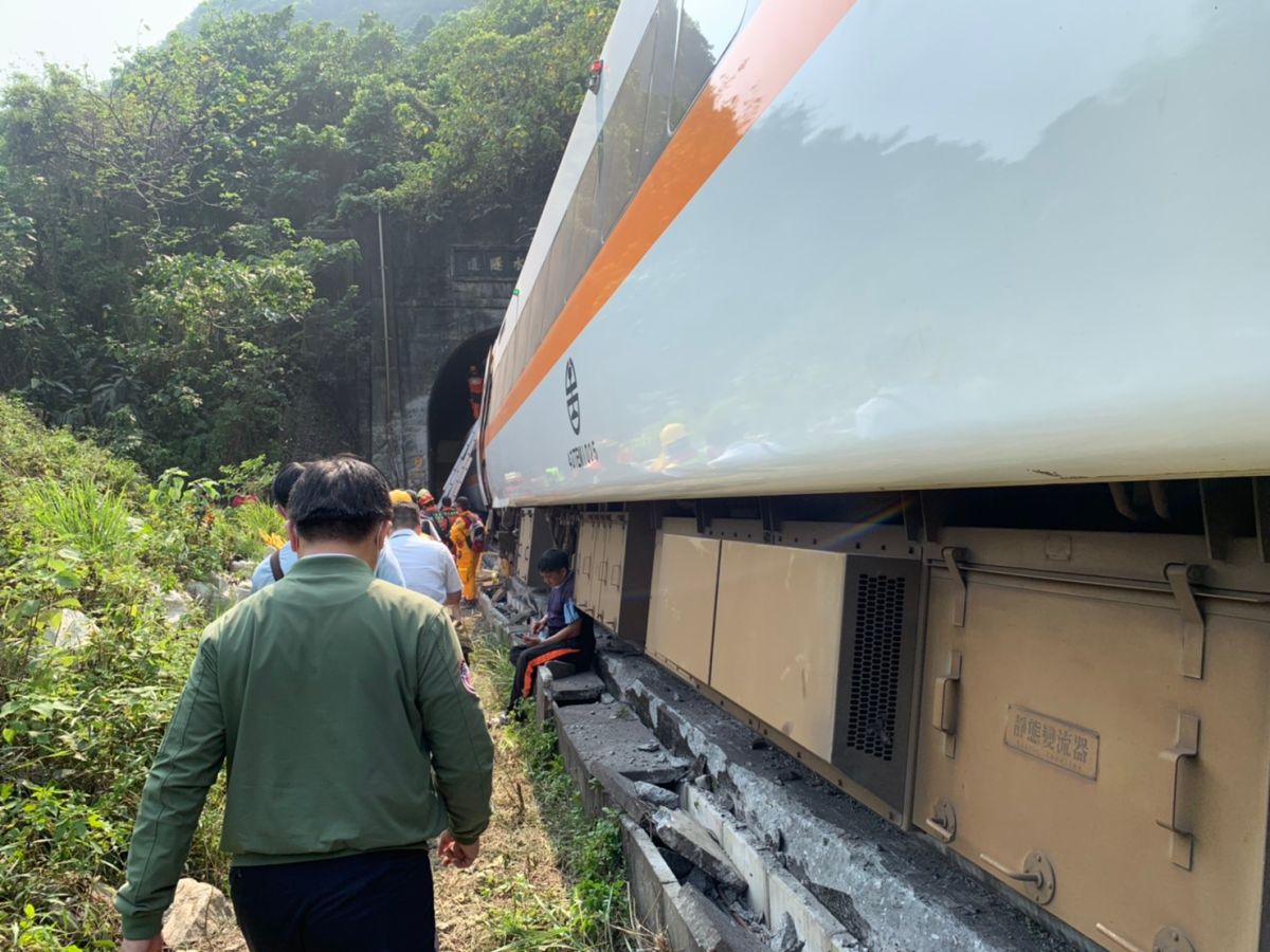 ▲交通部長林佳龍親自視察事故現場。（圖／交通部提供）