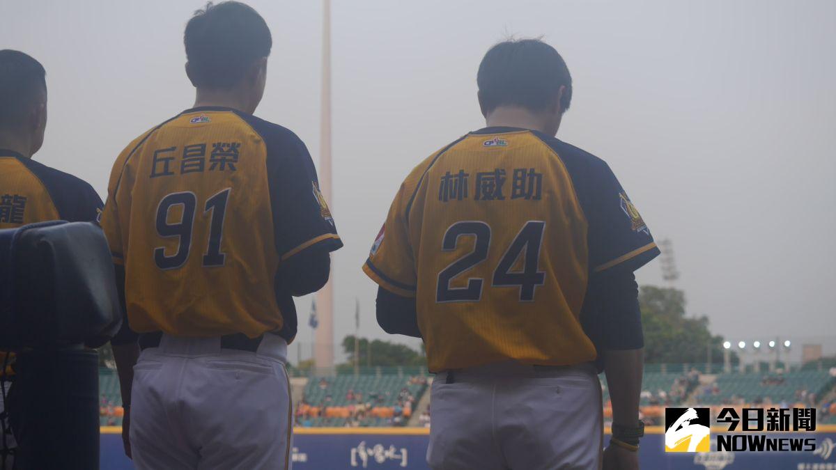 ▲中信兄弟林威助總教練賽前默哀。（圖／吳政紘攝）