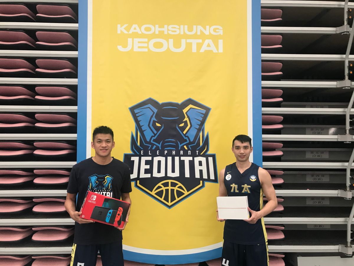 ▲SBL高雄九太科技隊球員于煥亞（左）手中的Switch、李漢昇（右）手上的iPad，都將在高雄主場贈送給球迷。（圖／九太科技隊提供）