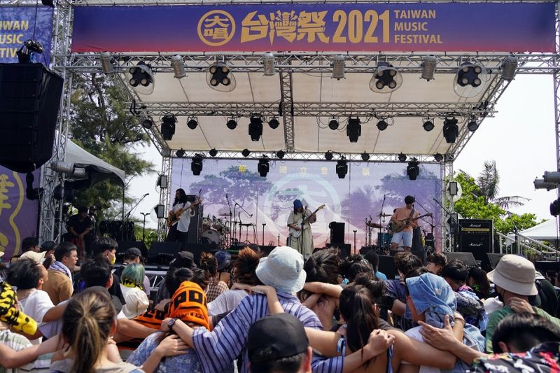 ▲屏東縣政府主辦的「台灣祭」於2日正式開唱，活動從下午2點到晚上10點，四大舞台、超過40組樂團不間斷輪番帶來精彩的演出。（圖／屏東縣政府提供, 2021.04.02）