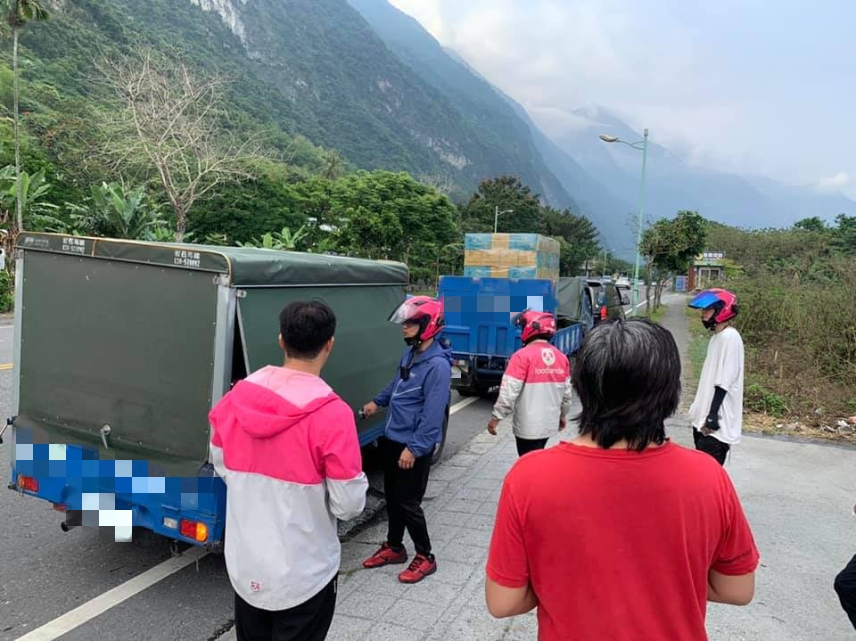 ▲台鐵太魯閣發生出軌意外，當地的外送員自主將物資送往現場供救災人員、民眾使用。（圖／翻攝自《希望中央全額補助花蓮543》 ） 