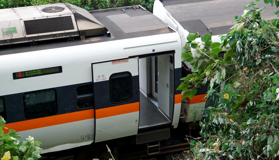 ▲台鐵太魯閣列車於2021年4月2日發生施工廠商的大貨車掉落於鐵軌上，導致列車與大貨車發生碰撞，釀成49人死亡、200餘人受傷。（資料照／記者呂炯昌攝）