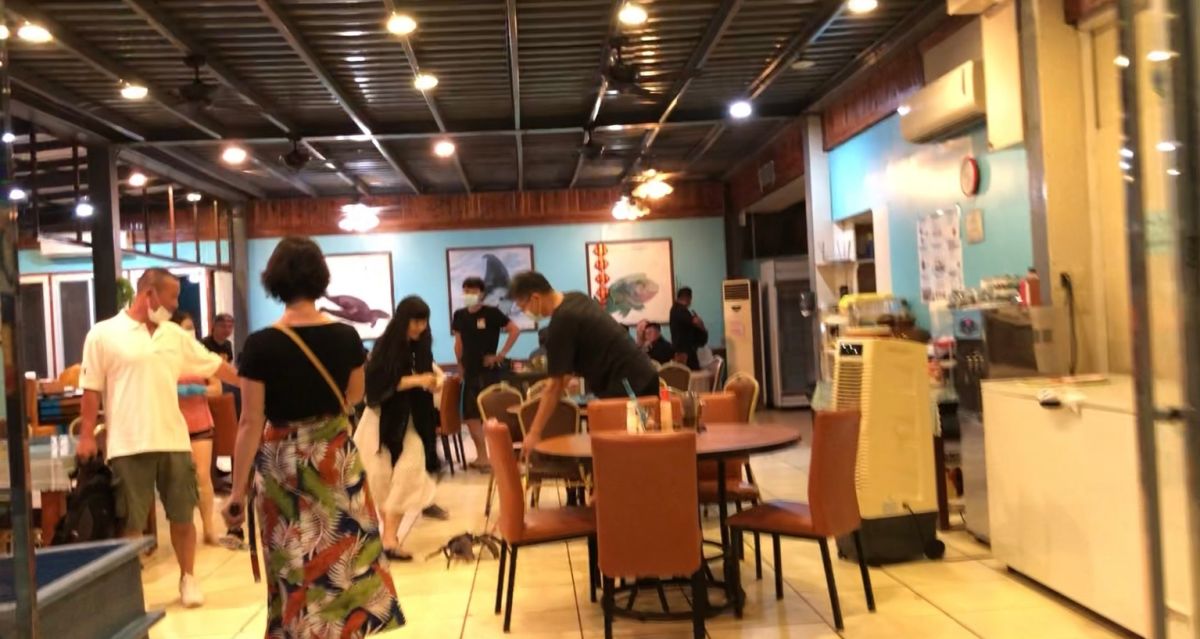 ▲帛琉當地的餐廳生意因疫情慘淡。疫情期間一晚每桌翻2次，變成完全沒客人。（圖／記者吳承翰攝，2021.04.02）