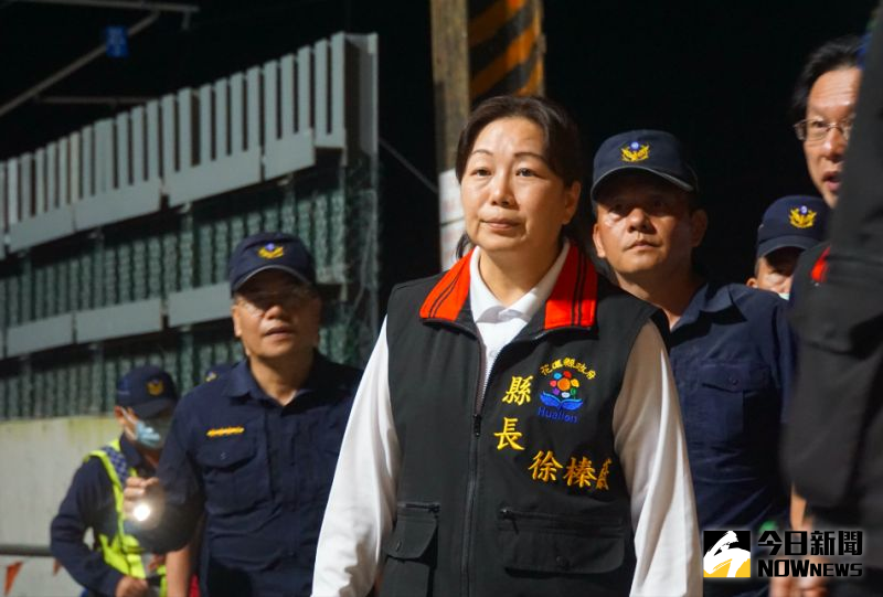 ▲台鐵408車次太魯閣號列車出軌事故,花蓮縣長徐榛蔚前往現場了解搜救進度。(圖/記者呂炯昌攝,2021.04.02)