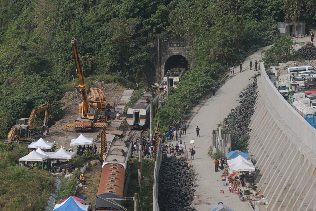 ▲花蓮地檢署證實，太魯閣號意外發生當時，首通報案電話是一名女性打的。（圖/NOWnews攝）